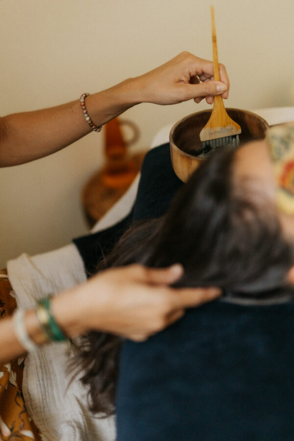 Massage du Cuir Chevelu pendant 1 heure à l’huile d’amande douce infusée au romarin – Image 7